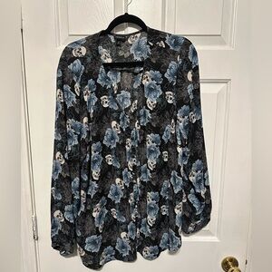 Torrid 3x long sleeve skull top black with blue flowers and white skulls